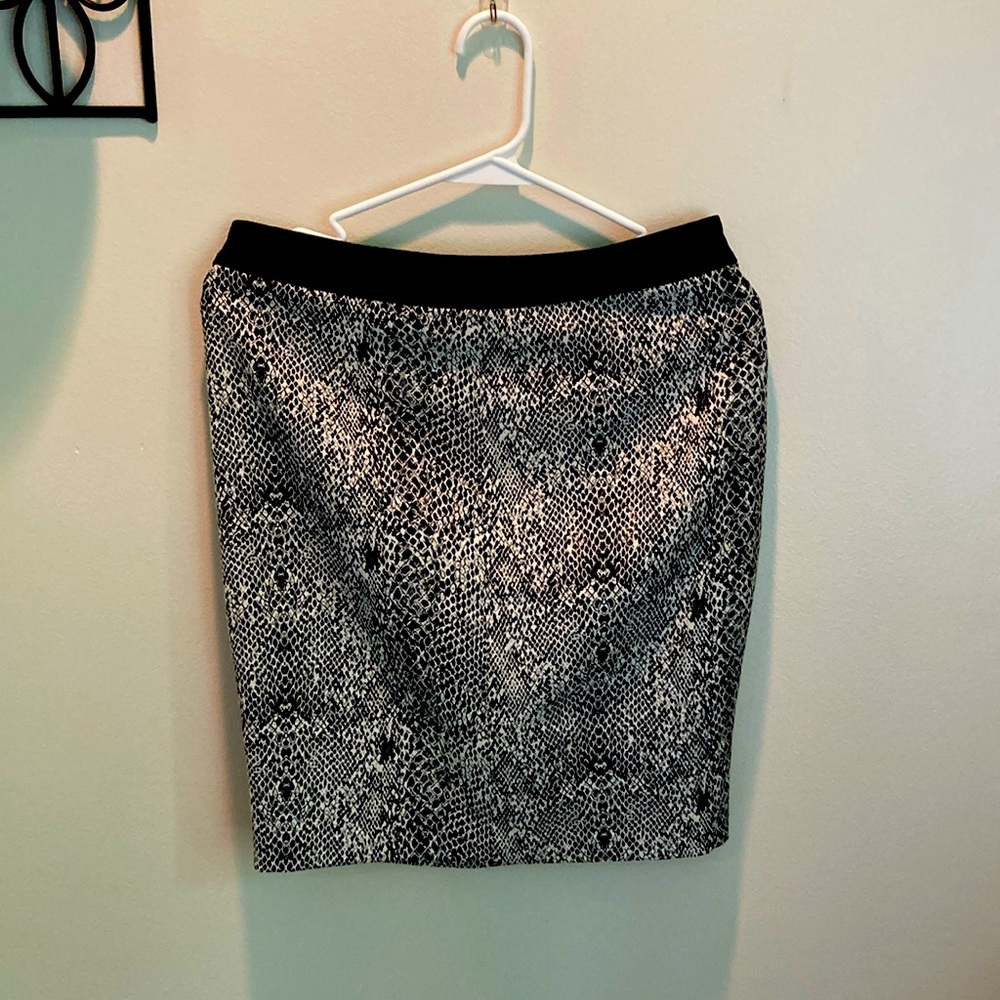 Animal print Guess skirt.